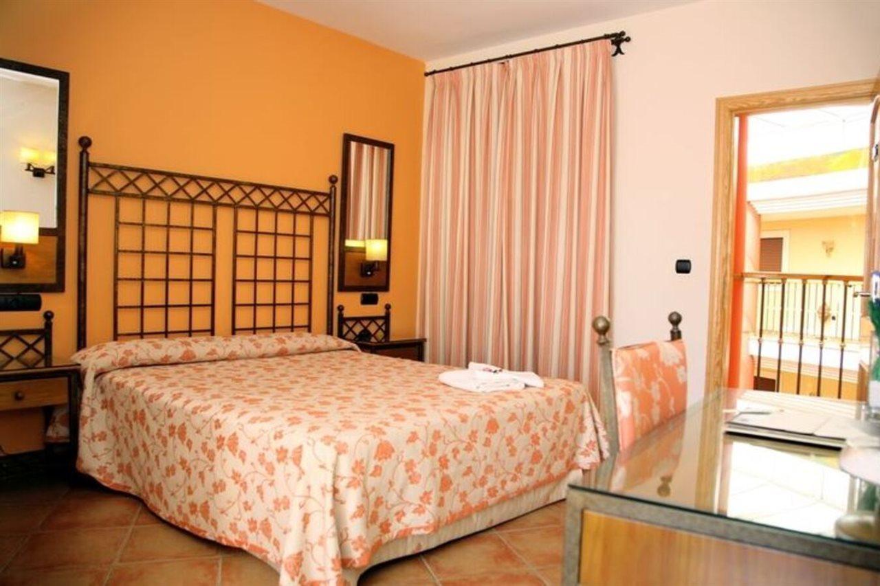 Ele Santabarbara Hotel Castilleja de la Cuesta Bagian luar foto