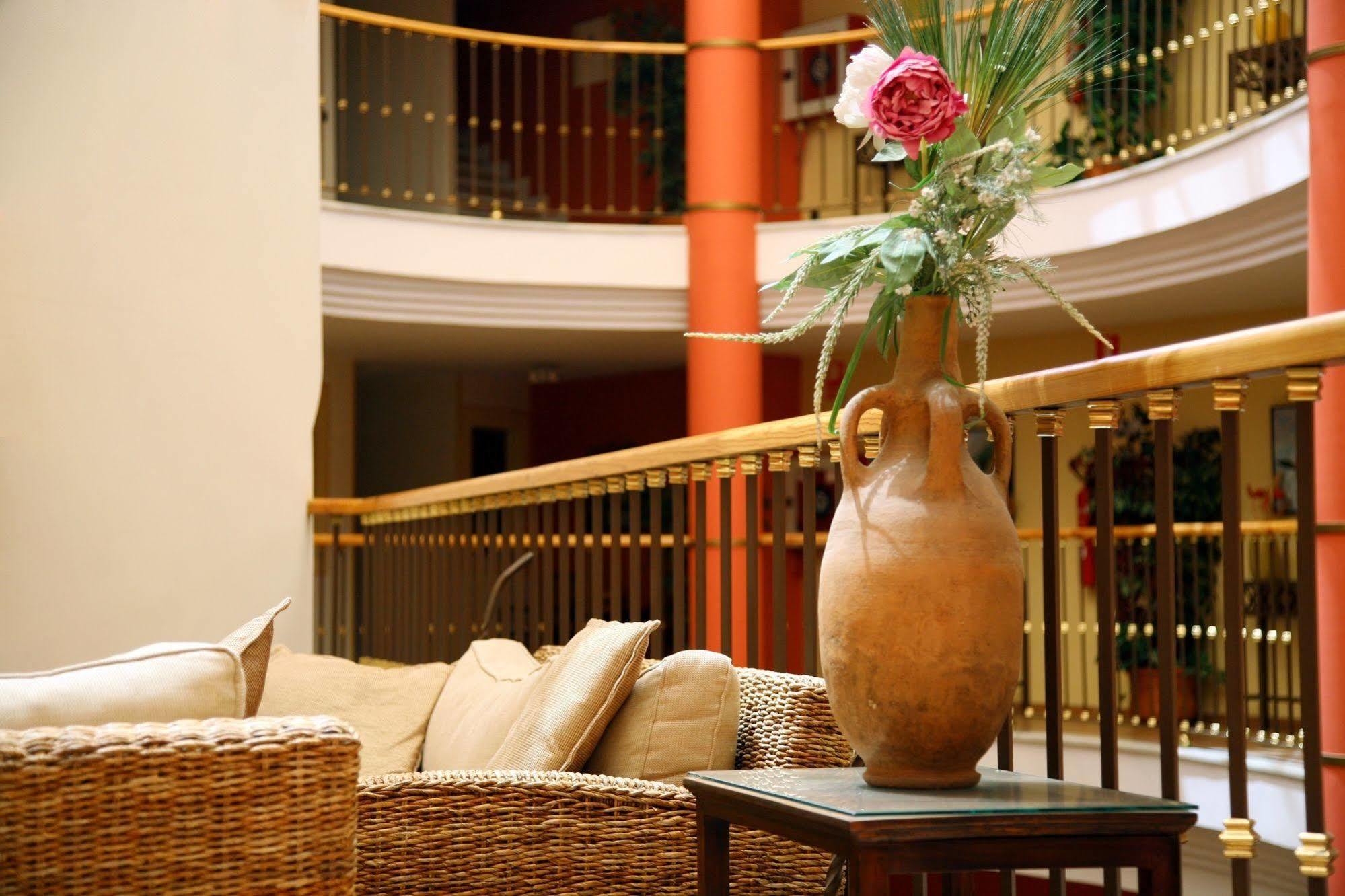 Ele Santabarbara Hotel Castilleja de la Cuesta Bagian luar foto